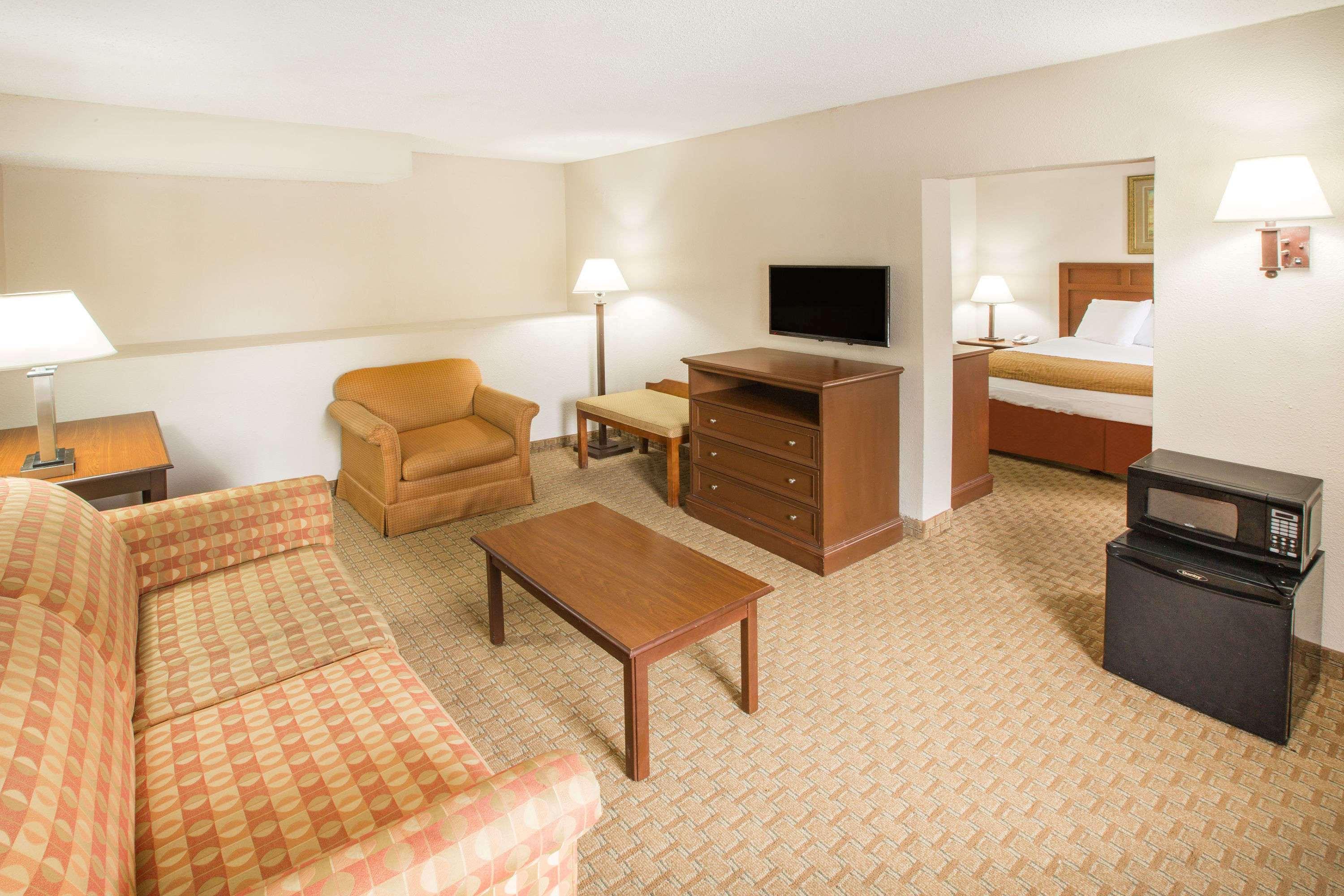 Baymont By Wyndham Mobile/ I-65 Hotel Exterior foto