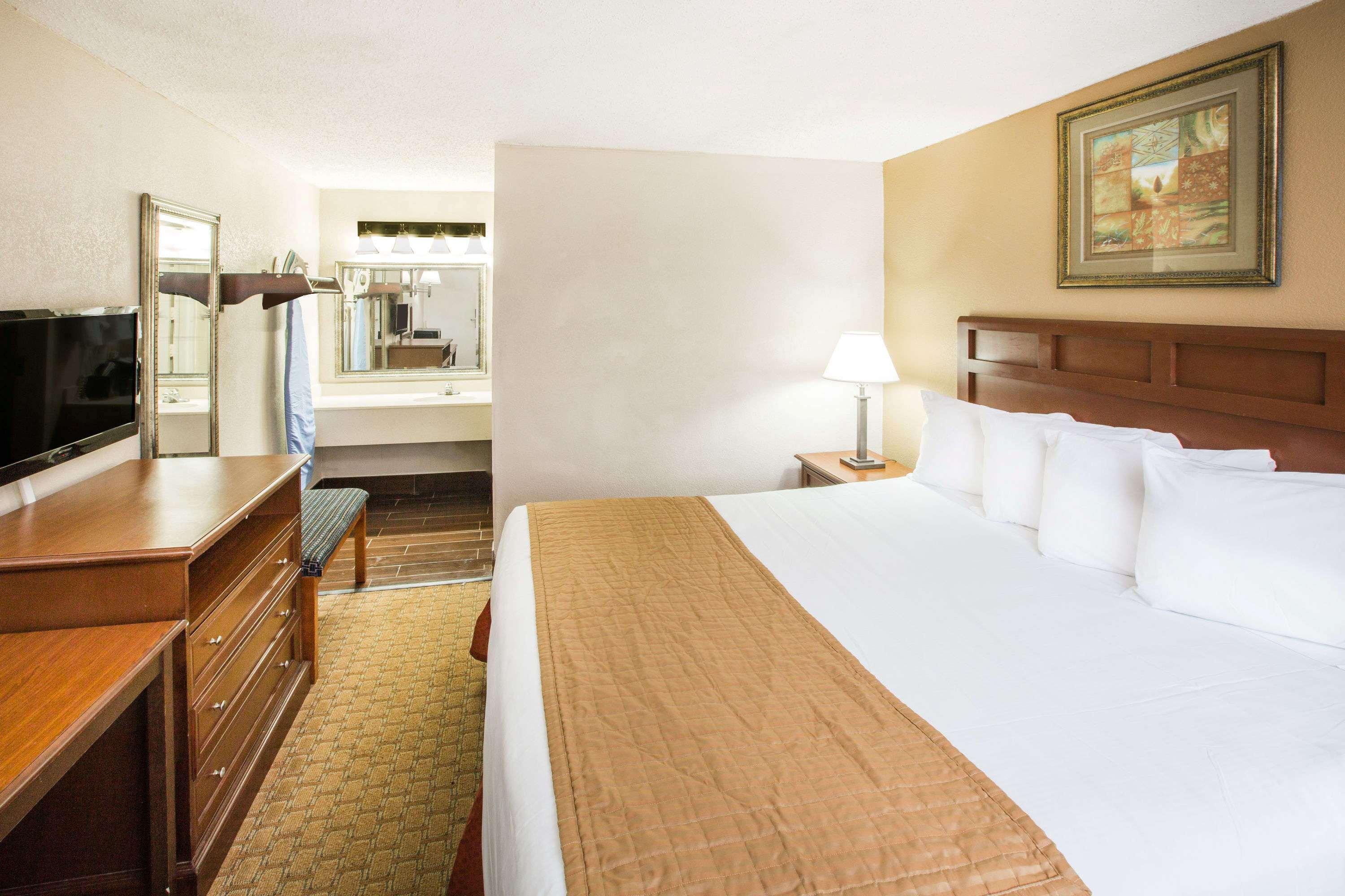 Baymont By Wyndham Mobile/ I-65 Hotel Exterior foto