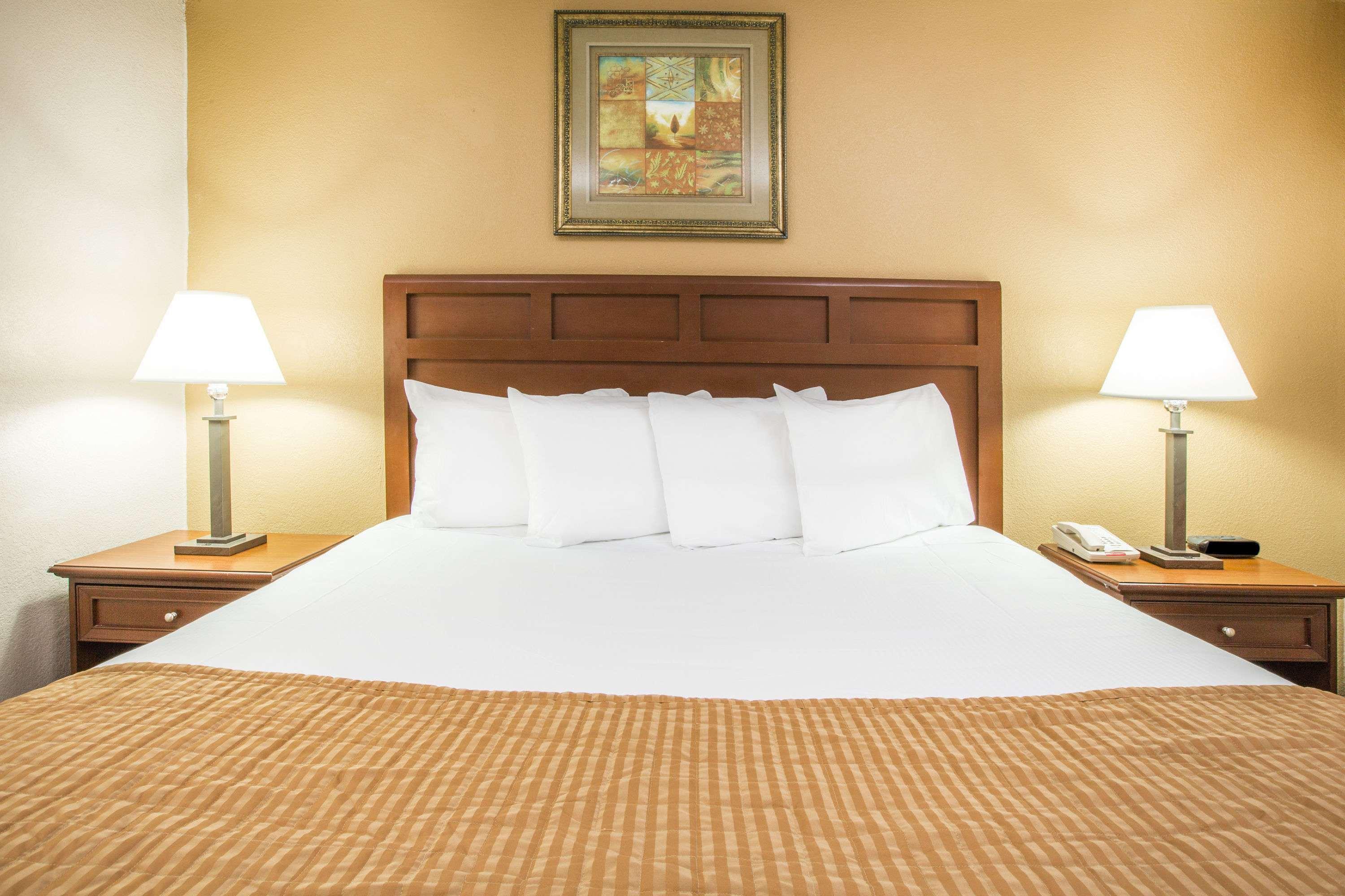 Baymont By Wyndham Mobile/ I-65 Hotel Exterior foto